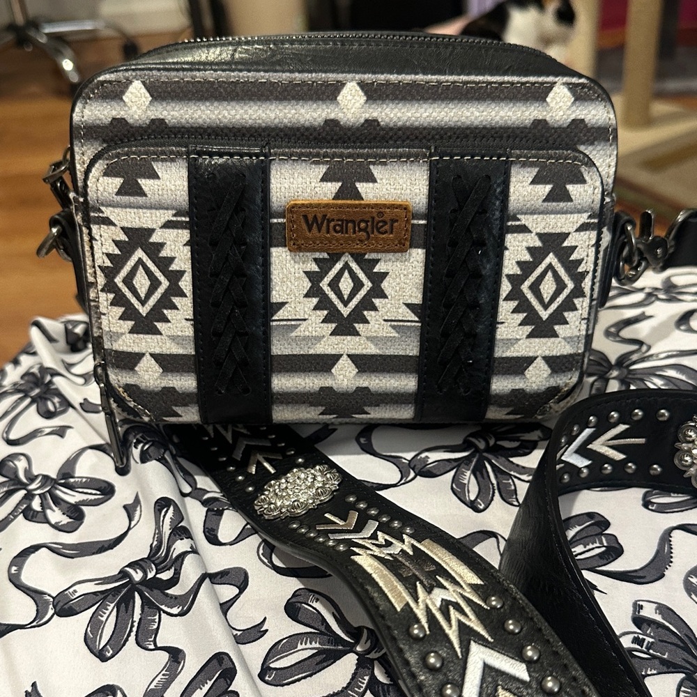 Wrangler Geometric Black and Gray Crossbody Bag